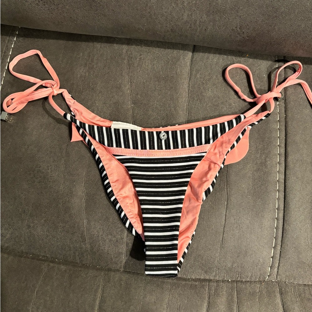 Beach bunny “streetcar named desire” bikini bottoms SIZE MEDIUM. Tie sides EUC - Picture 10 of 10
